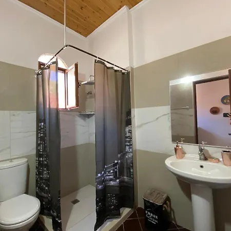 Ramo's Charming With Sunlit Veranda - 1st Apartman